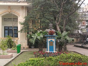 300px Nguyen Cong Tru bronze statue - Cảm nhận về bài thơ Bài ca ngất ngưởng của Nguyễn Công Trứ