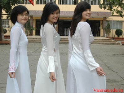 imsa2 - Trình bày ý kiến của mình về các nữ sinh thời nay nên mặc áo dài truyền thống hay trang phục hiện đại khi đến trường