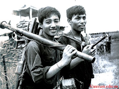 imag6 - Phân tích nhân vật Việt và Chiến trong truyện Những đứa con trong gia đình